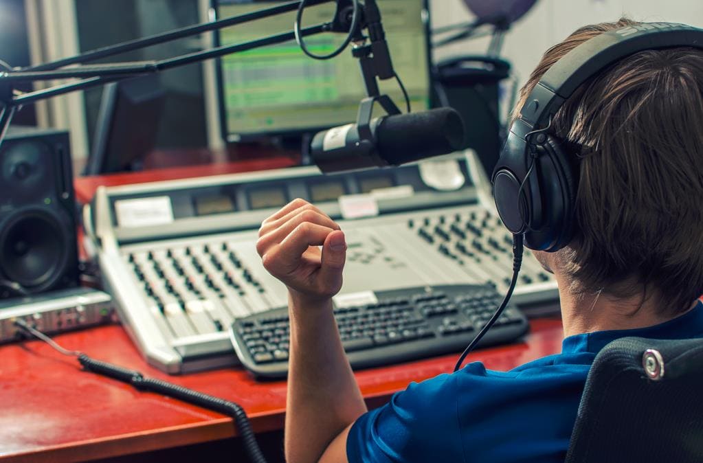 How far can a working radio transmitter cover?Professional RS - RADIO